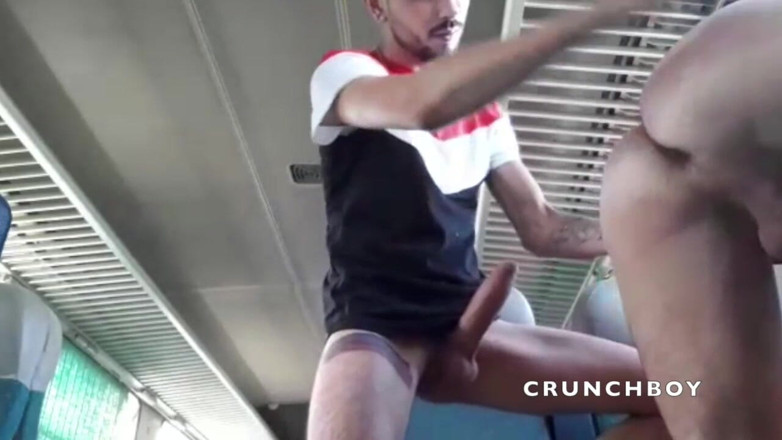 STRAIGHT BOY CURIOUS: เย็ดแบบไม่ใส่ถุงโดยหนุ่มตรงในรถไฟ