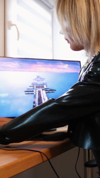 Ben je een fetisjist voor leren laarzen en latex? Meesteres Julia