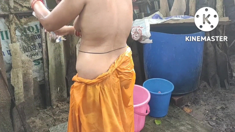 Anita yadav: Anita Yadav bañándose en estilo indio