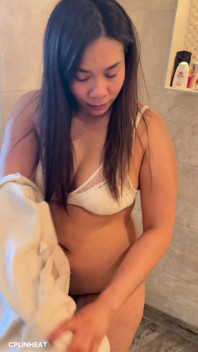 Anong membersihkan lantai kamar mandi dengan hoodienya yang berendam, sambil berlutut.