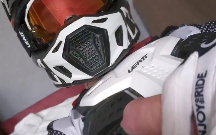Sneakersmax98: I Jerk off Like This Every Day