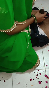 Bhabhi manchou bolo em pau e lambeu- lo, em seguida, cavalgar seu cunhado