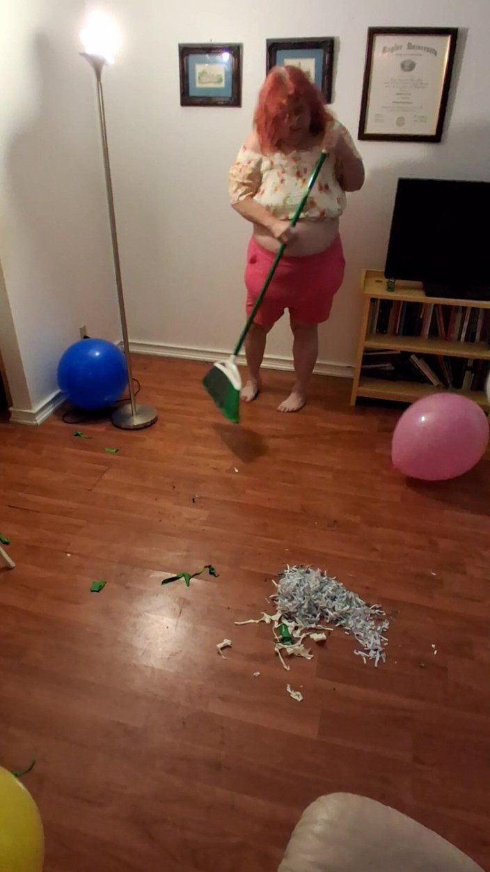 BBW nurse Vicki adventures with friends: L'infermiera Bellezza Con Pancia Grande Pulisce Il Pavimento Disordinato