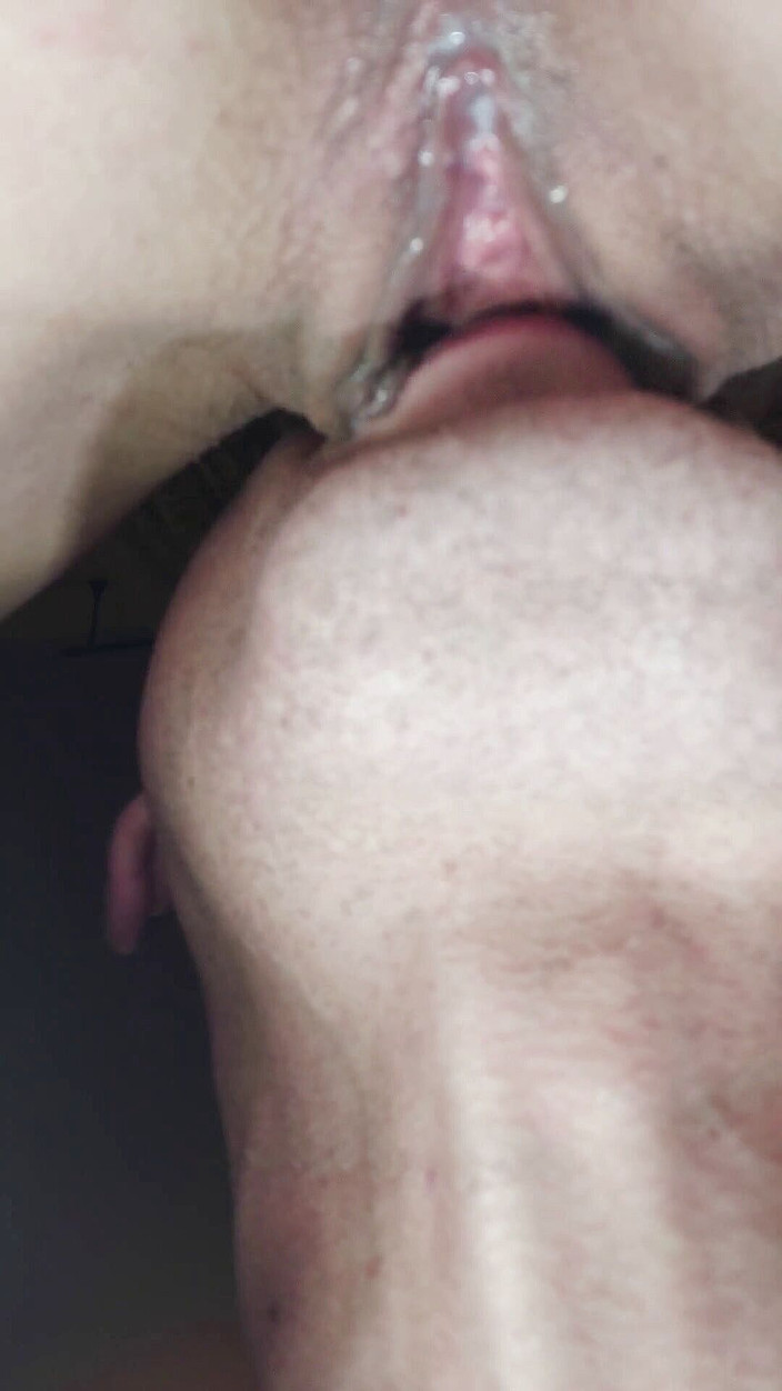 Wet Pussy Fuck: ティーンの剃った猫は非常に濡れた猫を非常にクローズアップして舐めました