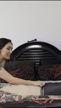 Sinn Sage,Autumn Bodell'i gösteren bir koltuk olarak kullanılıyor