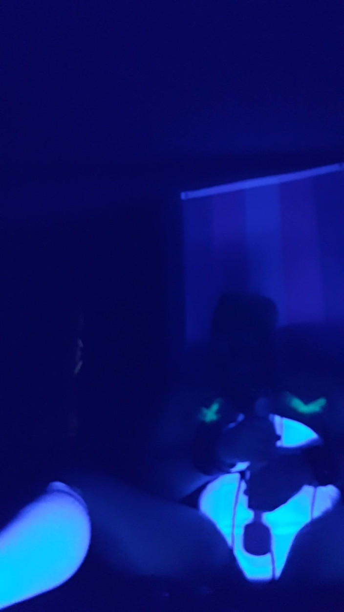 Roxxie rae page: Black Light自我束缚