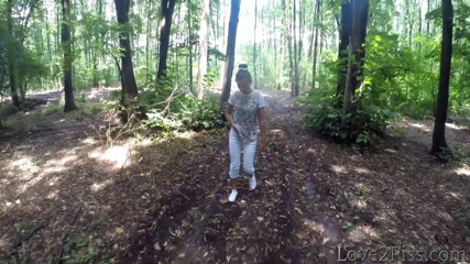 Love 2 Piss: Plaspogingen in het bos