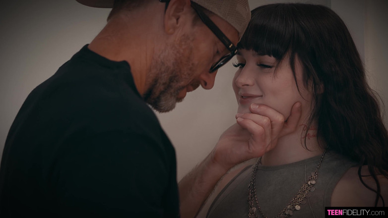Teenfidelity: Накачування цієї мініатюрної брюнетки кількома кремпаями