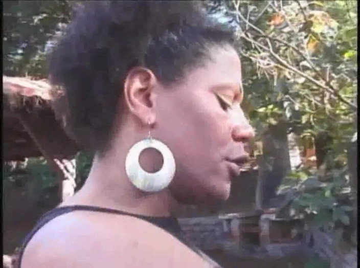 Shemale videos: 拉丁女郎直接干人妖熟女