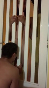 Dem Nachbarn am Tor des Hauses geben
