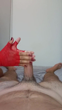 Luvas e renda vermelha brilhante, unhas vermelhas sem dedos, punheta com afiação longa - provocação intensa de glans e gozada explosiva em primeiro plano
