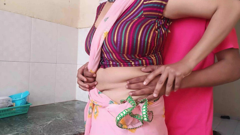 Yourdidipriya: Indiana estava trabalhando na cozinha quando seu garoto veio e...