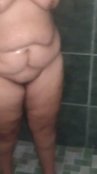 ฉันเจอแม่เลี้ยงที่ก้นใหญ่ BBW กําลังอาบน้ํา