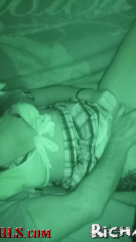 Safada menina engole porra do velho - câmera 1