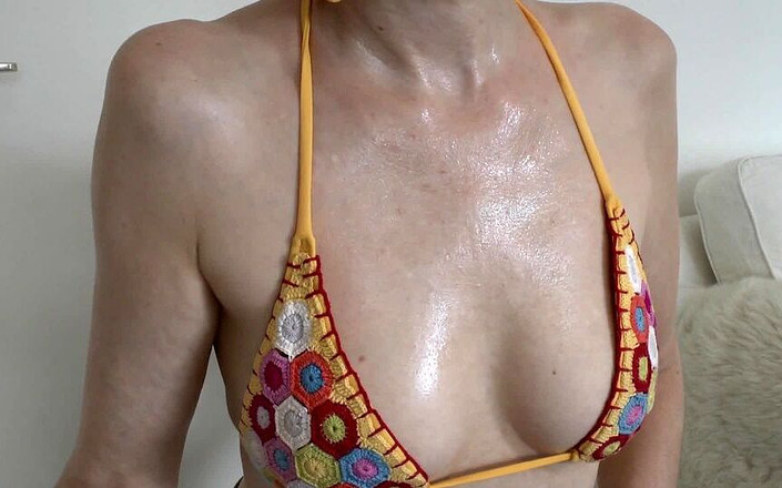 Lady Victoria Valente: 기름진 넥과 데콜테