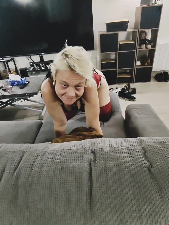 Sofy13: 작고 음란한 MILF, 도기 스타일로 좋은 자지를 받을 준비가 되어 있다