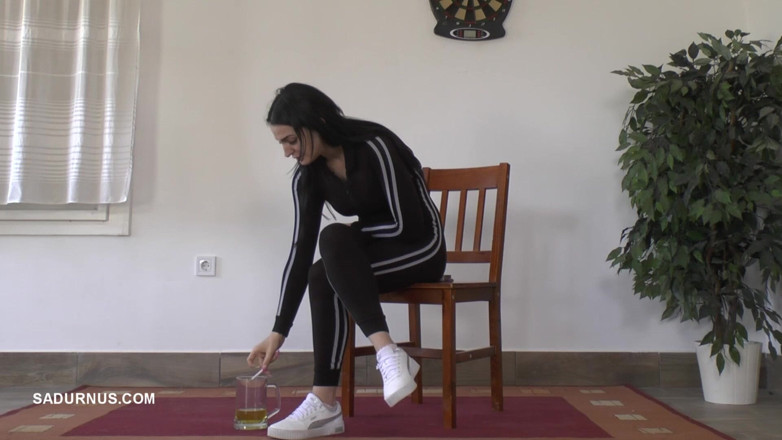 Sadurnus: Maîtresse Dyanna Prend Un Verre