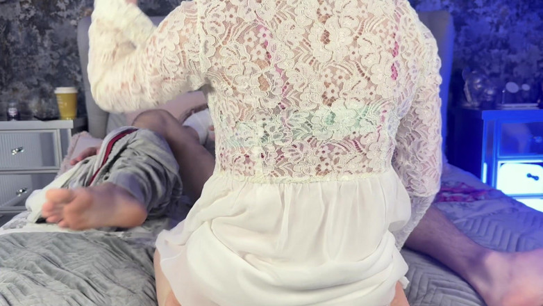 Lily kink: MILF cougar nakal menggoda teman lelaki muda perempuan