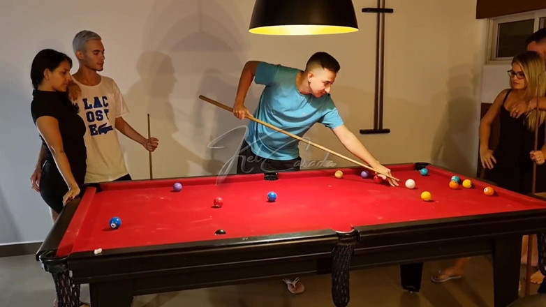 Kel Abate: Les filles sexy voulaient apprendre à jouer au billard et ont...