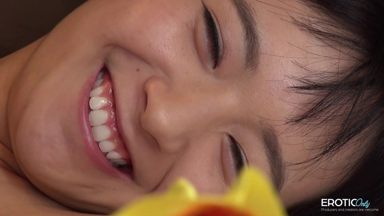 EroticOnlyClips: Azgın esmer kızlar kıllı amcıkları yalıyor ve parmaklıyor