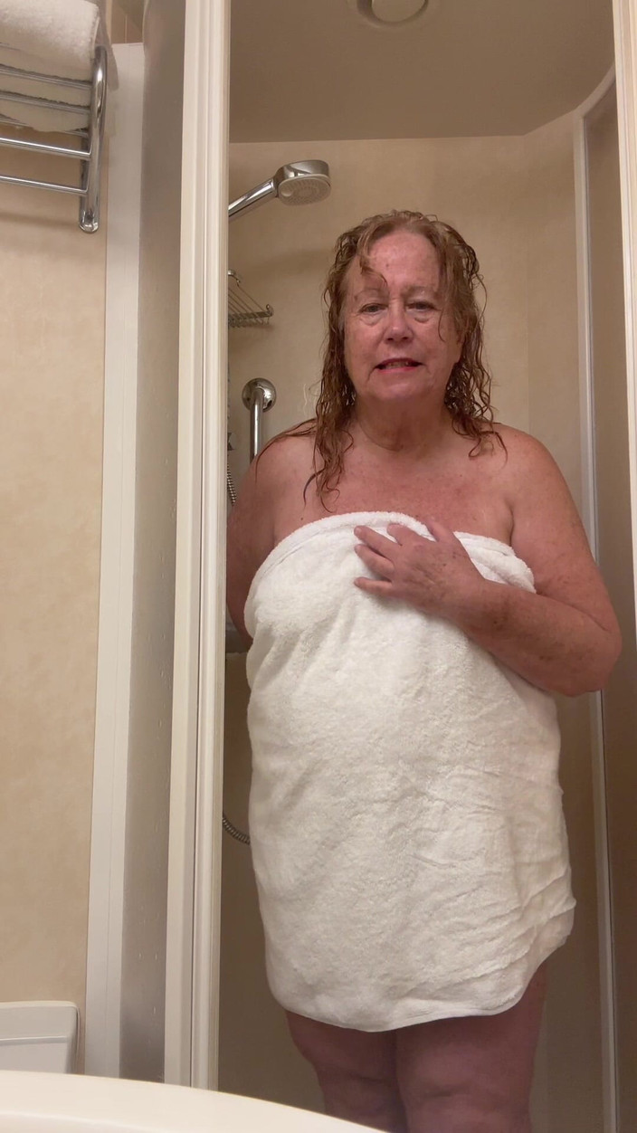 Big Ass 4 U: La nonna fa la doccia dopo aver versato tutto frizzante