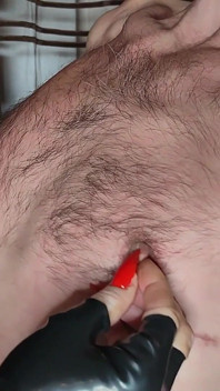 Le hago los pezones a juego con mis uñas