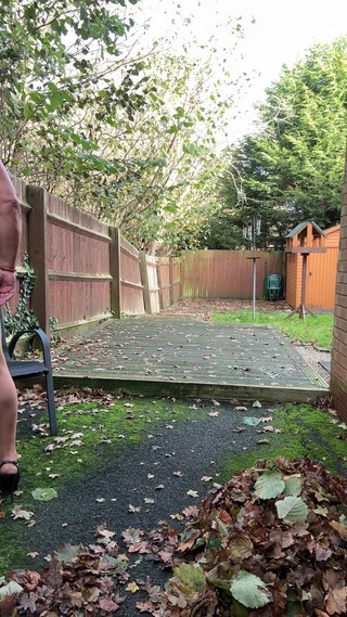 Kellycd2022: Crossdresser seksi Kellycd2022 dalam pakaian lace hitam dan pantyhose lancar