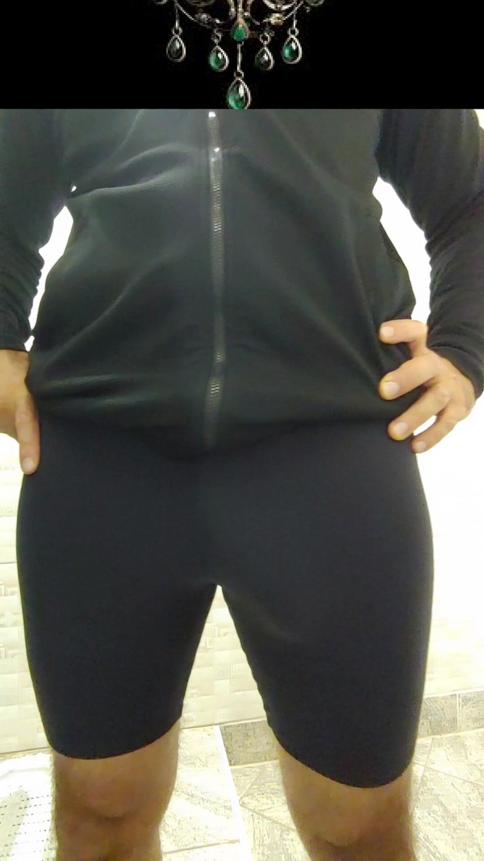 BruxoAlpha777: Zdjęcie dużego charakteru z obcisłych spodenek