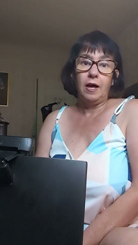 Con trai riêng tìm thấy mẹ kế trực tiếp trên trang web cam mới