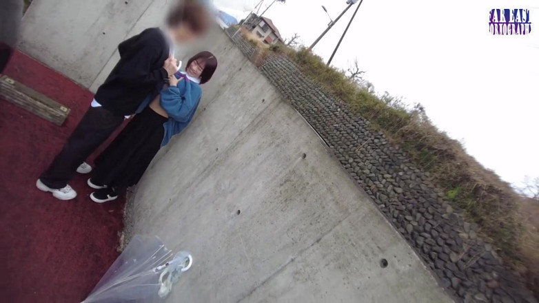 Far East pornography: 濡れた跡がさまよい、彼女が裸にする場所にきらめくいたずらの跡を残します