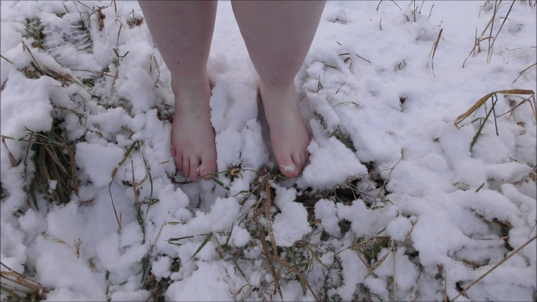 Mxtress Valleycat: 雪の中で裸足で