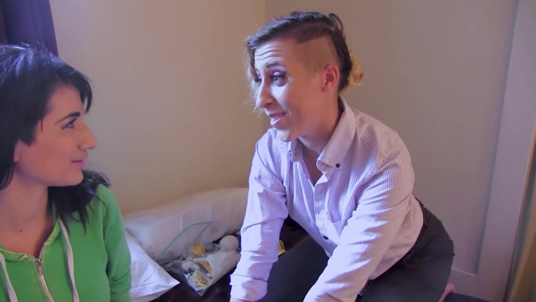 Lesbian Love Movies: Lesbian Love - anal-training mit strapon