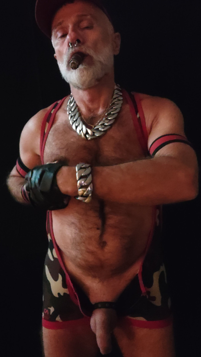 MusclesCigarsFFPig: Соски мацають під час куріння