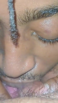 Caldo ragazzo nero lecca e succhia la lingua il mio clitoride scopando la mia figa bagnata punto di vista