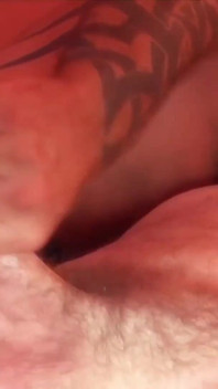 Bearfilms Marc Angelo îl masturbează pe Trevor Fentiman Hard Dick