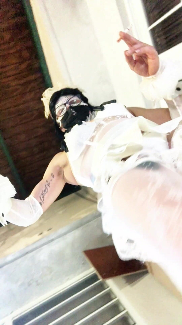 Benito414: Sexy shemale witte lingerie kous toont zijn kont