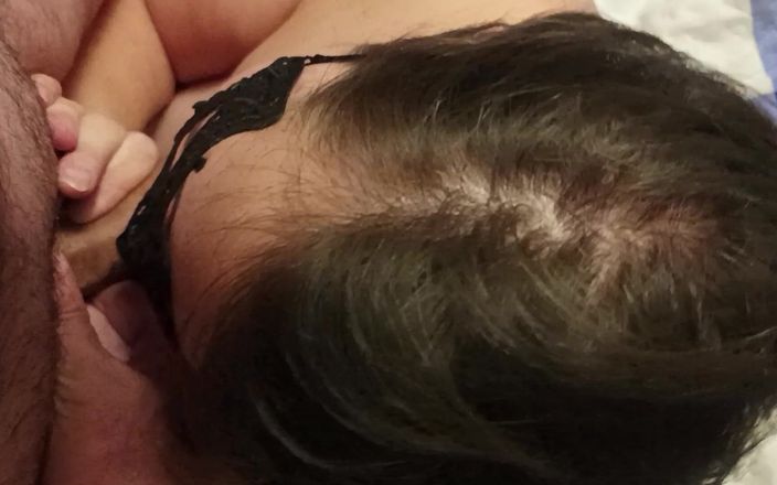 JohnDaBoner: Amateur-MILF lutscht schwanz und bekommt eine gesichtsbesamung