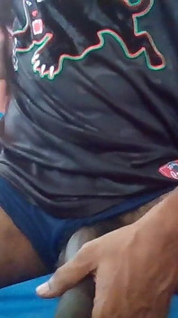 Chico heterosexual acaricia enorme polla y corre cargas