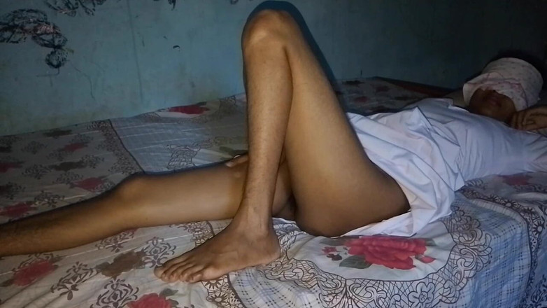 RoomVibe: 大学から急いで家に帰って彼女に我慢させた 急いでおしっこをしなきゃ