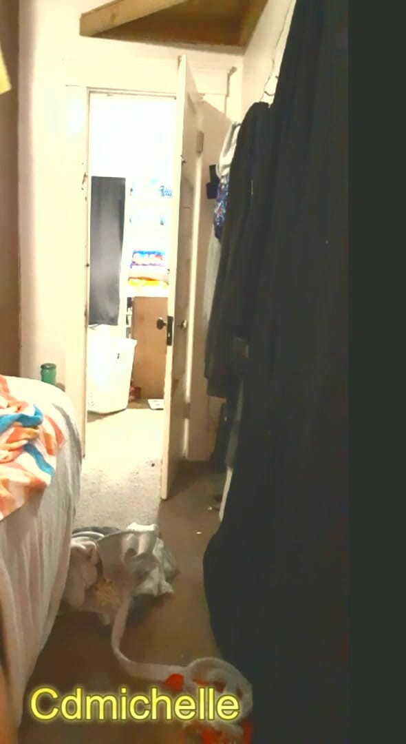 Crossdressers Cd Michelle wearing sexy lingerie: Cdmichelle draagt sexy gebruind en geel badpak