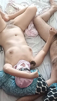 Förspel I Sovrummet Med Ett Amatörpar. Amatör MILF Gör Naken Yoga, Hårig Fitta, Stor Röv, Stora Tuttar.