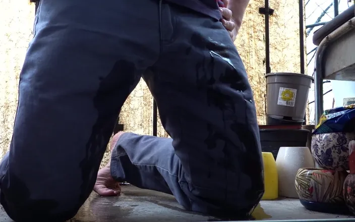 Kinky Guy: Desperate Pee in Jeans on the Balcony