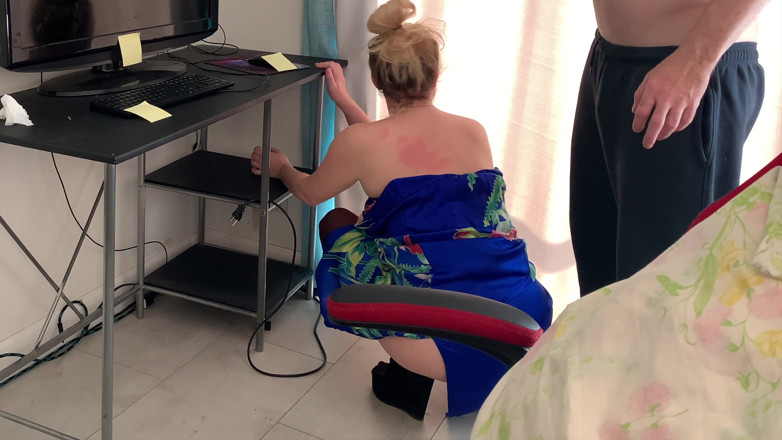 Erin Electra: Une belle-mère se coince dans un bureau et son beau-fils...