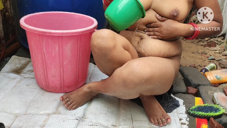 Anita yadav: Hintli evli kadın dışarıda banyo yapıyor