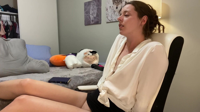 Nadia Foxx: Сексуальна брюнетка читає гарячий романтичний роман і виходить з нього