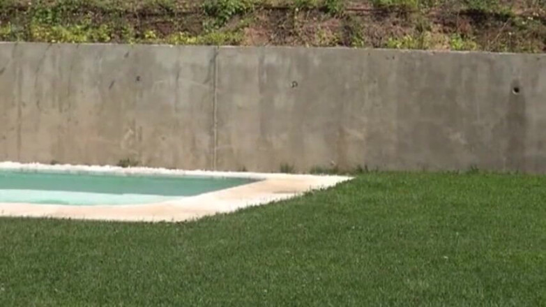 Krakenhot: Homemade video of a submissive housewife outdoor makes me blowjob...
