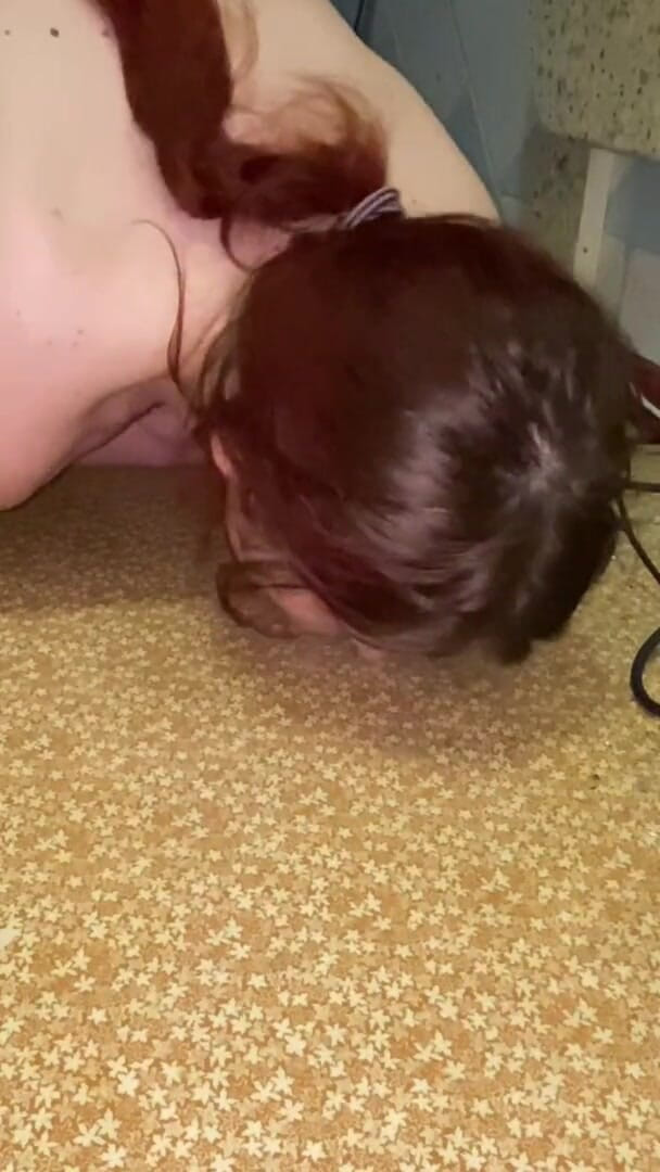 Elena917: deepthroat and spit play with fuck machine