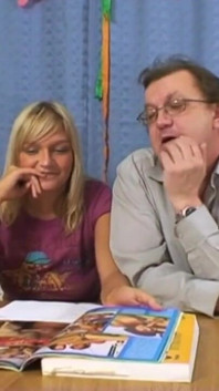 Studiul nu este distractiv, pula bărbatului matur este mult mai atractivă pentru fata dornică