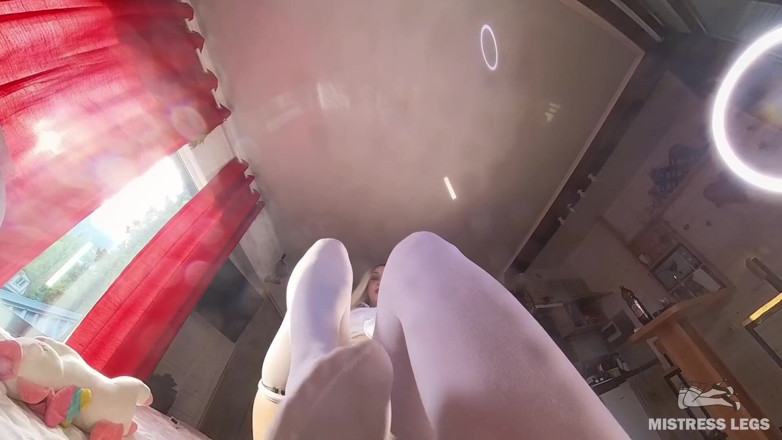 Mistress Legs: Nádegas oleadas e calcinha branca sentando na cara dominação - bunda...