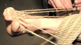 Hapsedilen cadı - vahşi bir doğa kızının ayakları birçok farklı şekilde cezalandırılıyor